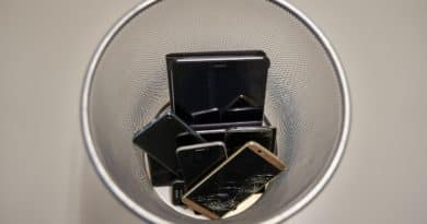 Téléphones dans une poubelle