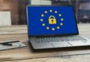 Ordinateur avec sur l'écran un cadenas jaune entouré des étoiles européennes de la même couleur sur fond bleu