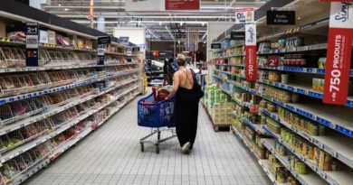 Femme de dos dans un rayon de supermarché