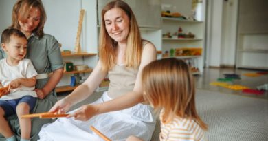 Femme qui enseigne la musique selon la méthode Montessori