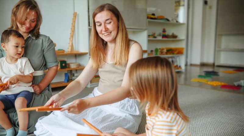 Femme qui enseigne la musique selon la méthode Montessori