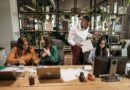 Collègues bilingues en communication active devant un ordinateur.