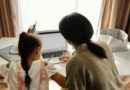 Parent aidant son enfant à faire ses devoirs après les heures de classe.