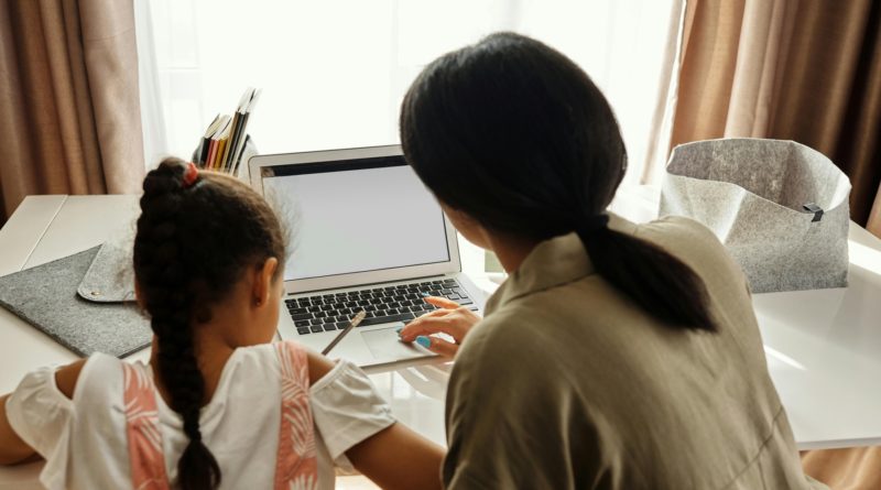 Parent aidant son enfant à faire ses devoirs après les heures de classe.