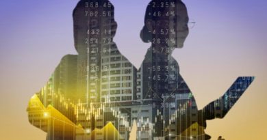 Silhouettes d’un homme et d’une femme superposées à des graphiques financiers et des immeubles, illustrant le concept de fusion-acquisition (M&A) et son impact sur les entreprises.