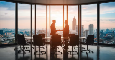 Deux hommes d’affaires se serrant la main dans une salle de réunion moderne avec vue panoramique sur la ville,