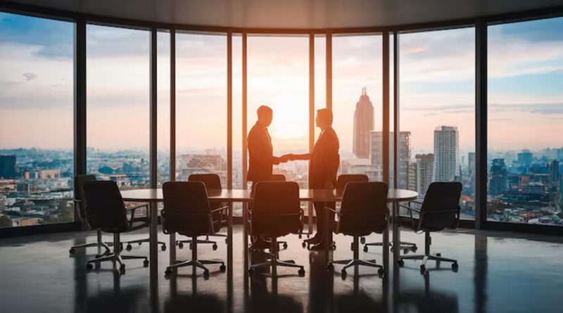 Deux hommes d’affaires se serrant la main dans une salle de réunion moderne avec vue panoramique sur la ville,