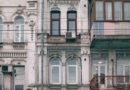 Façade ancienne d’un immeuble avec fenêtres et balcons, illustrant l’immobilier ancien.