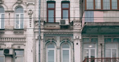 Façade ancienne d’un immeuble avec fenêtres et balcons, illustrant l’immobilier ancien.
