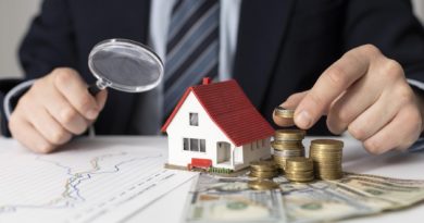 Diagramme d'une maison avec des pièces de monnaie à côté