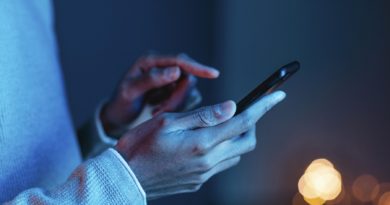 Smartphone dans une main.
