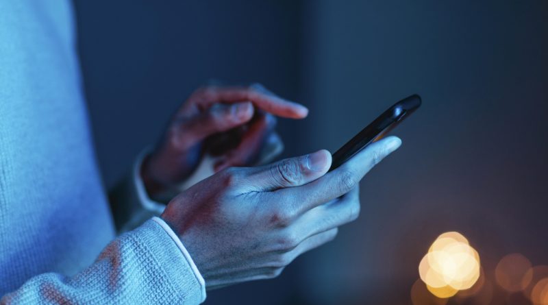 Smartphone dans une main.
