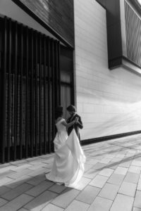 wedding-couple-kissing-city-dawn-wedding-dress-bride-groom_photography-black-and-white