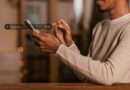 Personne tenant un smartphone avec une barre de recherche