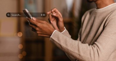 Personne tenant un smartphone avec une barre de recherche