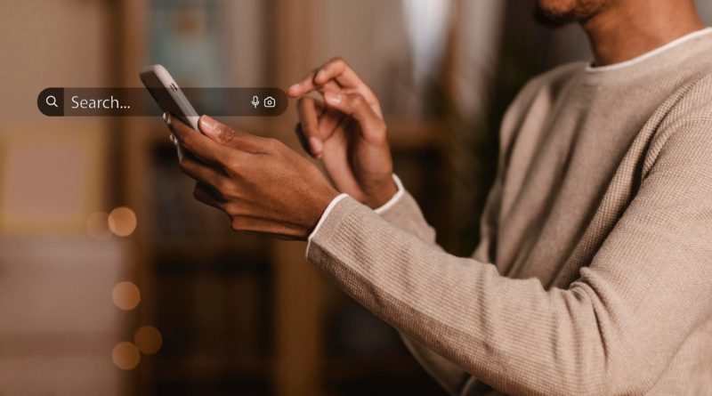 Personne tenant un smartphone avec une barre de recherche