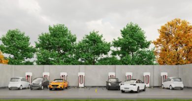 Station de recharge avec des voitures électriques branchées.
