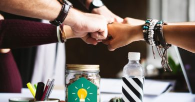 Des collègues d’affaires collaborent ensemble autour d’une table de bureau.