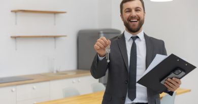 Un promoteur immobilier tenant des clés et un dossier en main