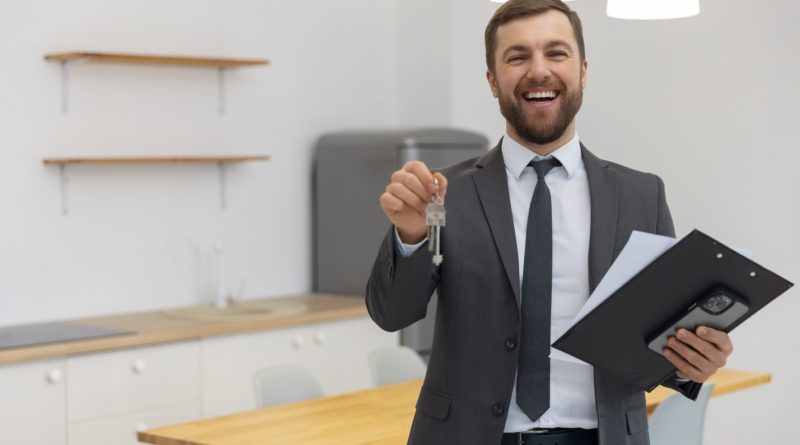 Un promoteur immobilier tenant des clés et un dossier en main