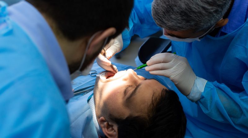 Dentiste et assistante pendant la chirurgie à la clinique dentaire