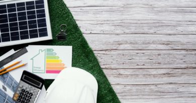 Objets liés à l'énergie et à la maison, avec un panneau solaire et un schéma d'efficacité énergétique
