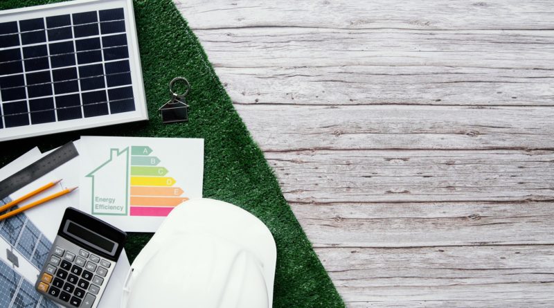 Objets liés à l'énergie et à la maison, avec un panneau solaire et un schéma d'efficacité énergétique