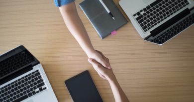 Deux hommes d'affaires se serrant la main à l'intérieur