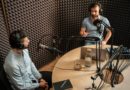 Deux hommes discutant à la radio