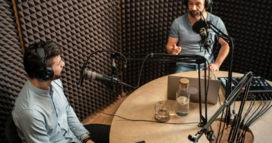 Deux hommes discutant à la radio