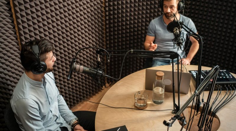 Deux hommes discutant à la radio