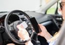 Femme assise dans une voiture tenant un smartphone et une carte