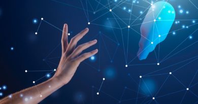 Une main tendue vers une ampoule entourée de connexions lumineuses, symbolisant l’innovation.