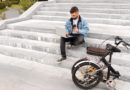 Homme travaillant sur son ordinateur portable à l'extérieur et buvant du café