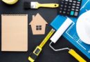Impression bleue d'une maison avec des outils et un bloc-notes vide