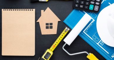 Impression bleue d'une maison avec des outils et un bloc-notes vide