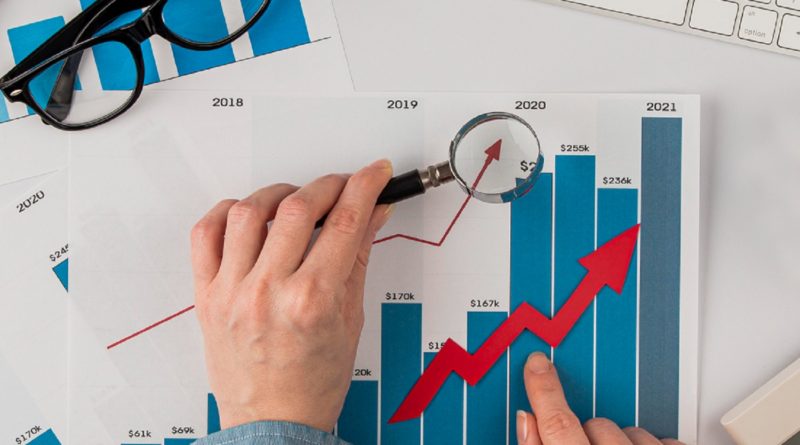 Loupe examinant un graphique montrant une croissance financière