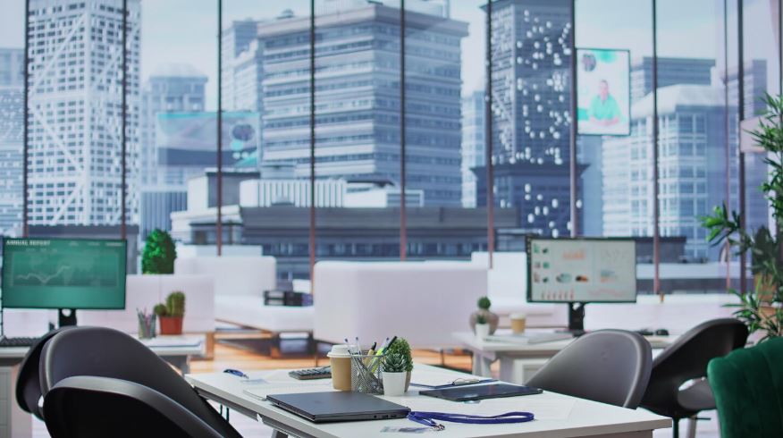 Bureau d'affaires vide et bien équipé avec des ordinateurs