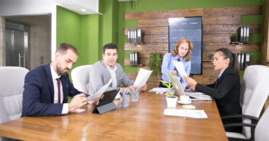 Des collègues travaillent dans une salle de conférence.