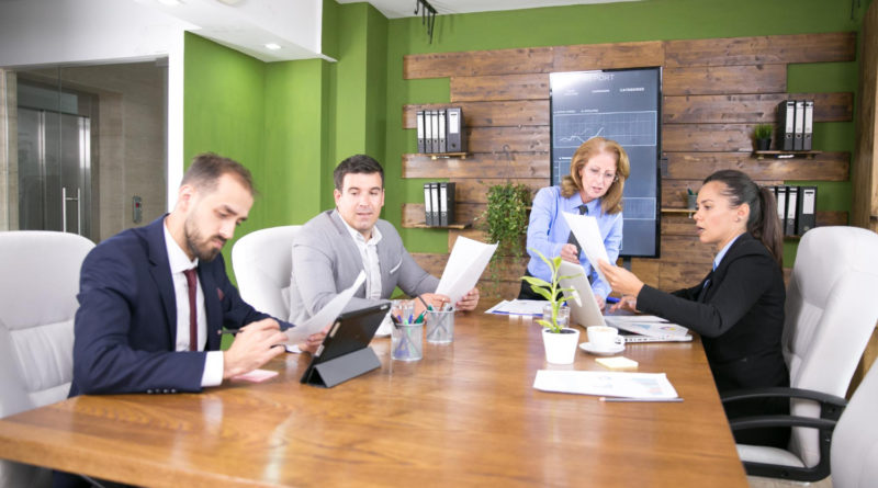 Des collègues travaillent dans une salle de conférence.
