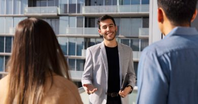 Un couple discute avec un agent immobilier dans un appartement moderne