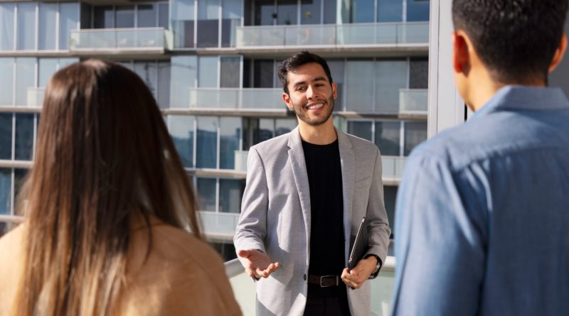 Un couple discute avec un agent immobilier dans un appartement moderne