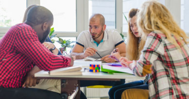 Un groupe de jeunes discute autour d'une tabl