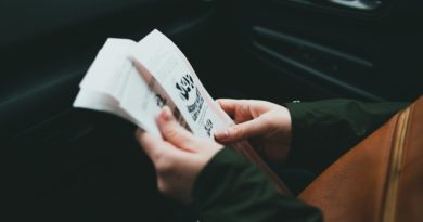 ersonne tenant des reçus de loterie dans un véhicule