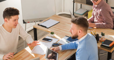 Trois jeunes professionnels travaillent ensemble dans un bureau lumineux