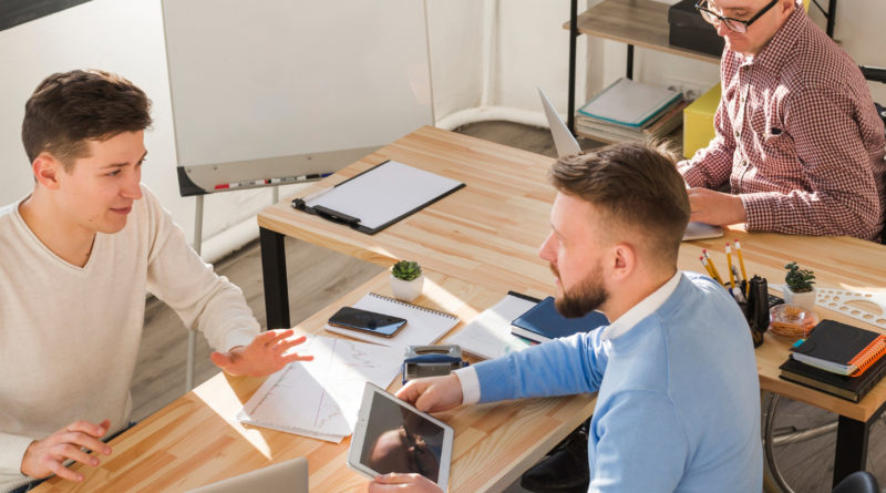Trois jeunes professionnels travaillent ensemble dans un bureau lumineux
