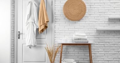 Peignoir et serviettes dans une salle de bain