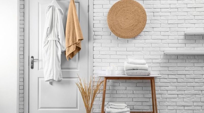 Peignoir et serviettes dans une salle de bain