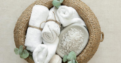 Panier en osier avec serviettes et sels de bain