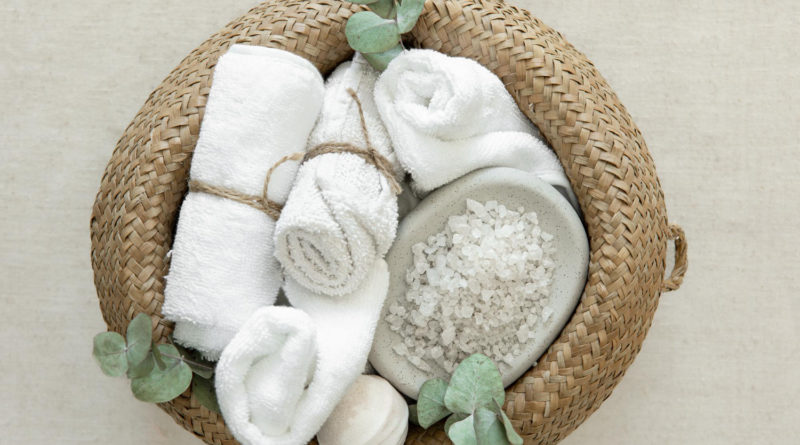 Panier en osier avec serviettes et sels de bain